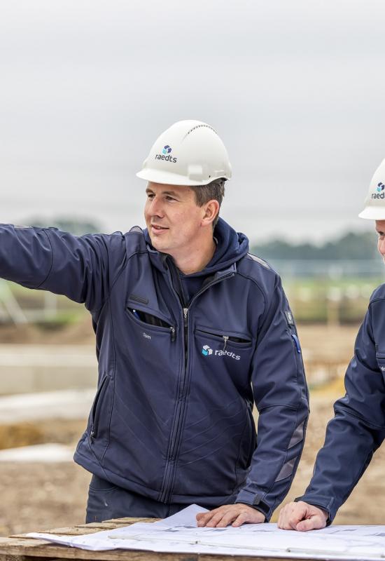 overleg bouwplaats bouwbedrijf nieuwbouw bedrijf raedts